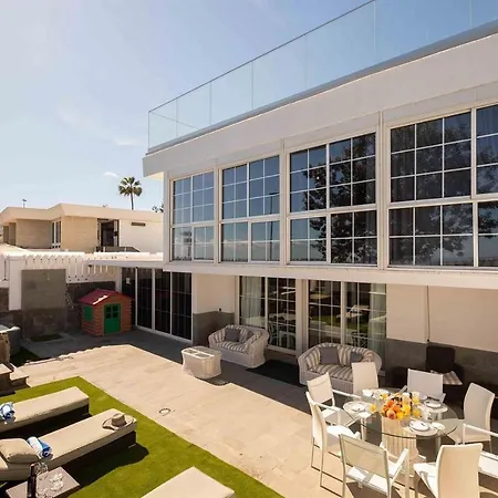 Seafront Villa With Jacuzzi 度假居