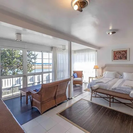 Seafront Villa With Jacuzzi 度假居 *