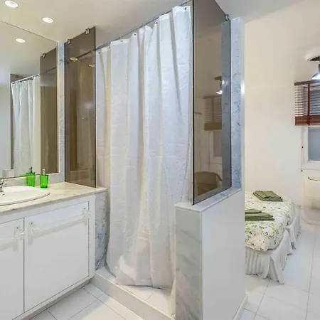 Seafront Villa With Jacuzzi 度假居 *