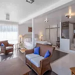 Dom wakacyjny Seafront With Jacuzzi *