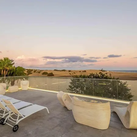 Сasa de vacaciones Seafront Villa With Jacuzzi *