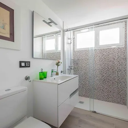 Сasa de vacaciones Seafront Villa With Jacuzzi *