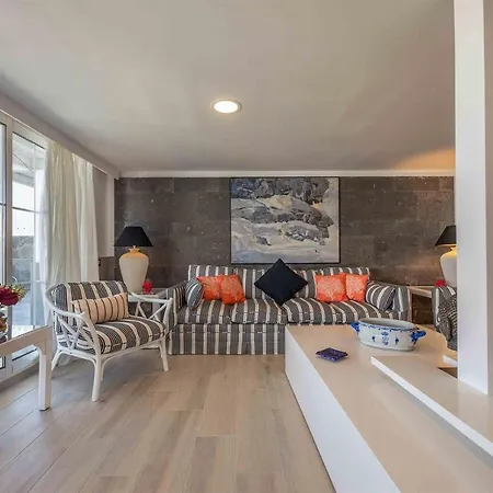 Сasa de vacaciones Seafront Villa With Jacuzzi