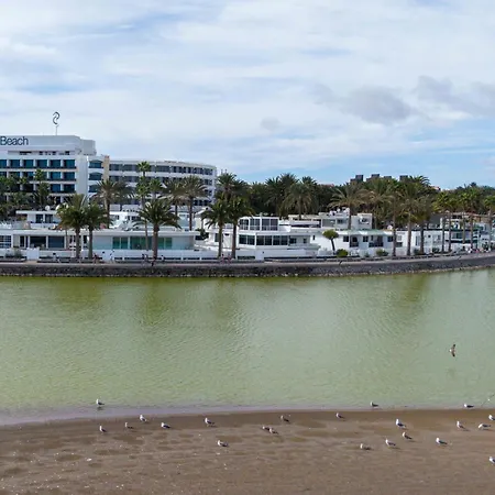 Дом отдыха Seafront With Jacuzzi *