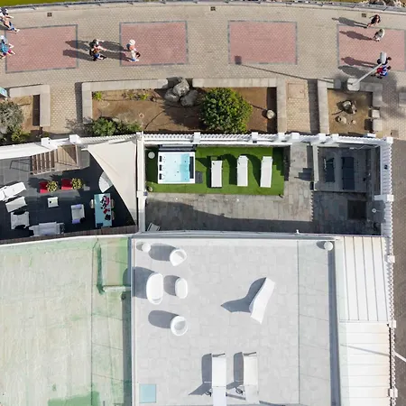 Дом отдыха Seafront With Jacuzzi *