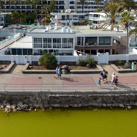 Дом отдыха Seafront With Jacuzzi