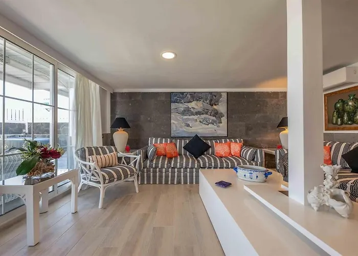 Hébergement de vacances Seafront With Jacuzzi